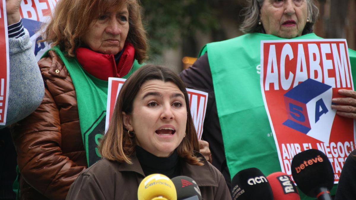 La portavoz del Sindicat de Llogateres, Carme Arcarazo, durante la rueda de prensa delante de la Casa Orsola.