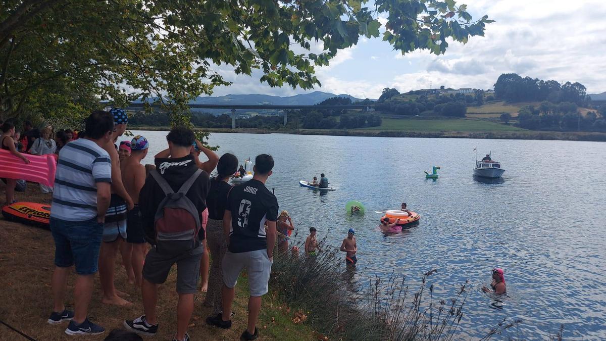 Minidescenso a nado de la ría de Navia, otra cita de éxito organizada por el Club Villa de Navia.