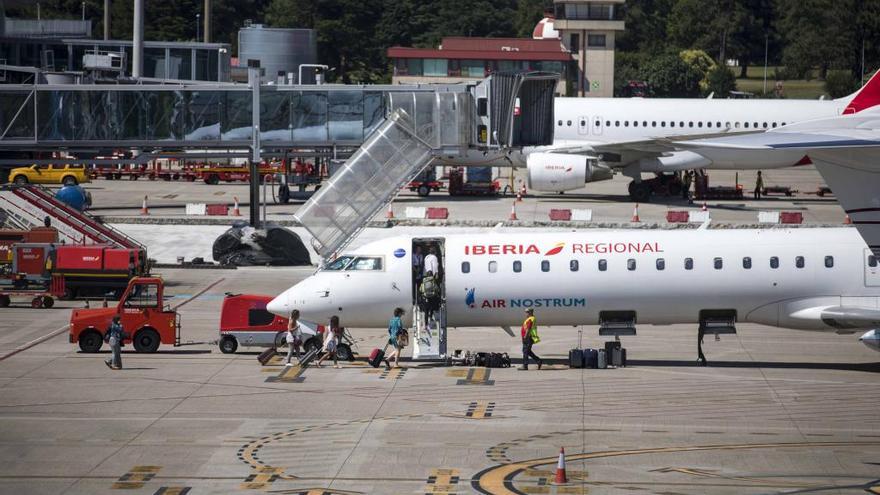 Aviones en la pista de Peinador.