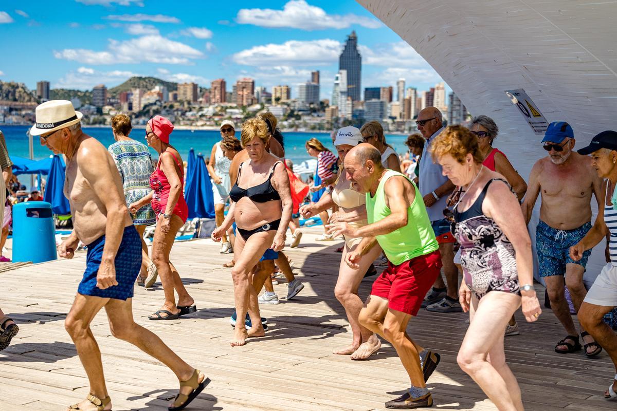 Varios mayores bailan en Benidorm este verano.