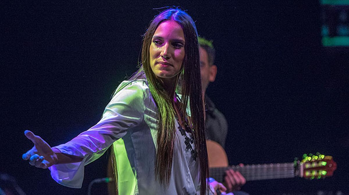 India Martínez cantant ’Todo no es casualidad’ a Som Música Directa.