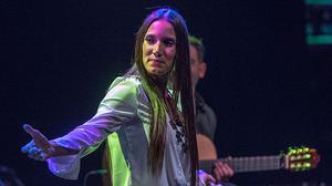 India Martínez cantant ’Todo no es casualidad’ a Som Música Directa.