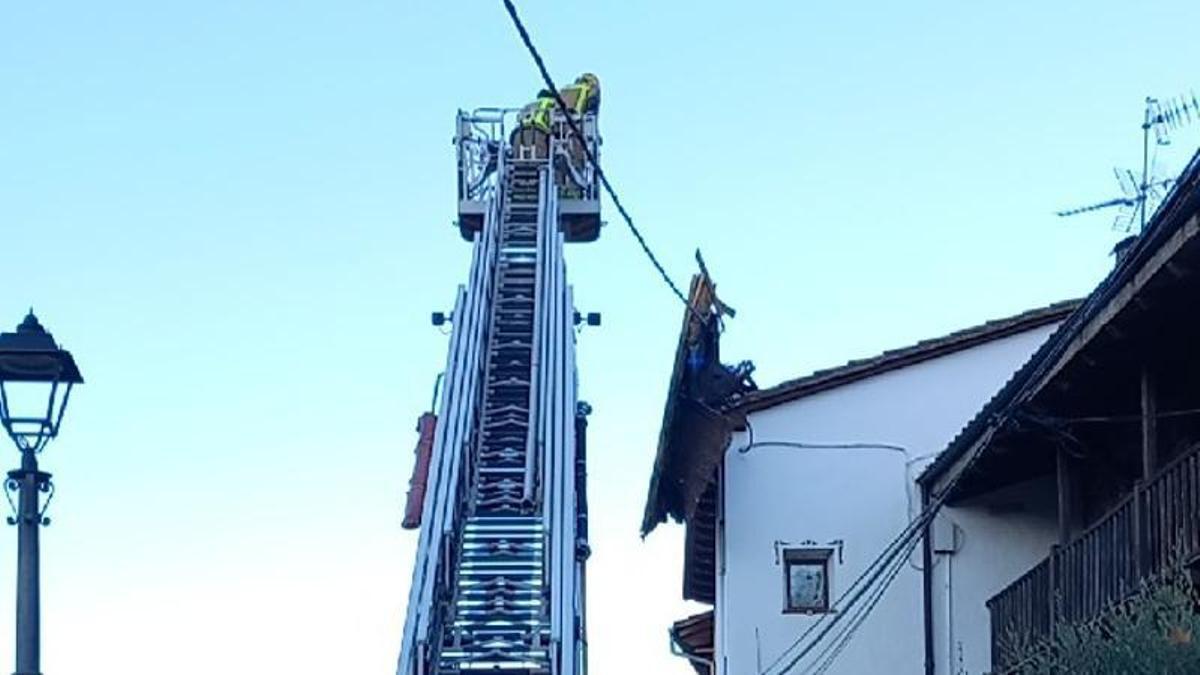 A la Vall d'en Bas, volen uns mobles de palet d'un terrat i queden enganxats a uns cables