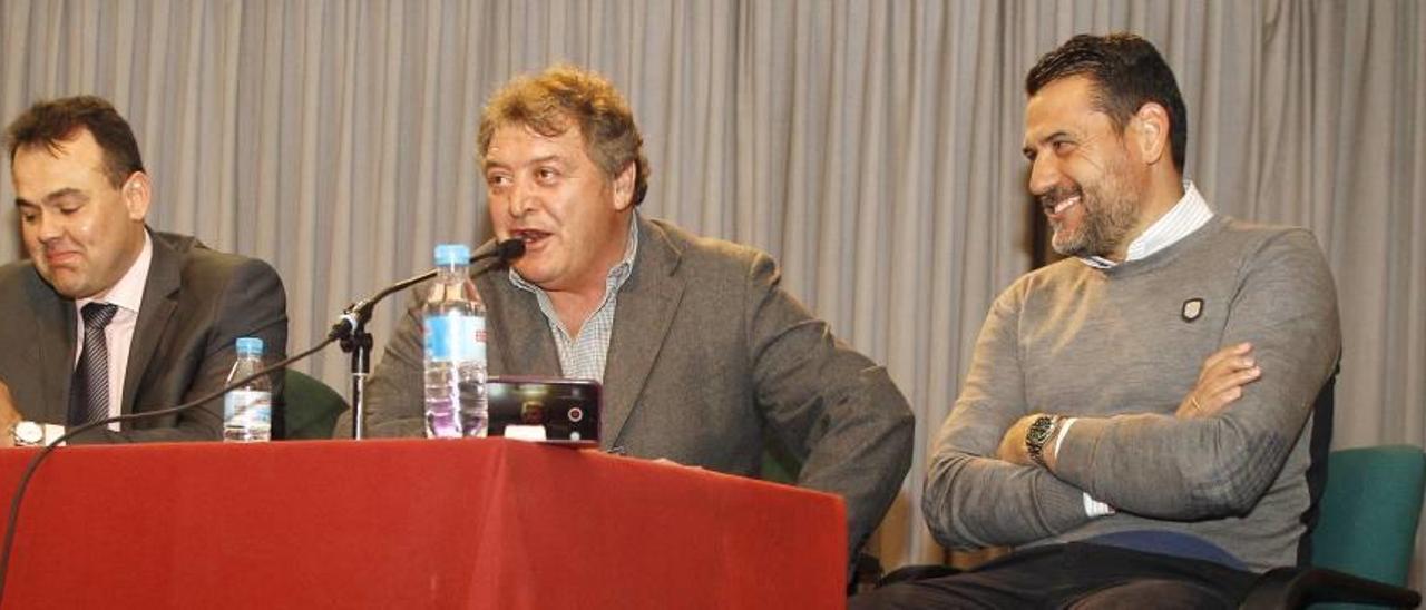 Francisco Monzón, directivo de la ONCE, Jesús Paredes y Andrés Palop, actual entrenador del Alcoyano, durante el acto de ayer en Madrid.