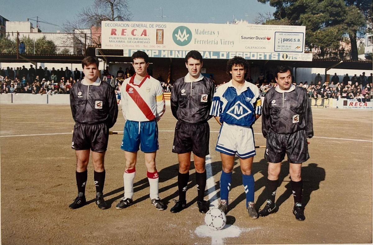 Miquel Noguer, d'àrbitre principal en un partit.