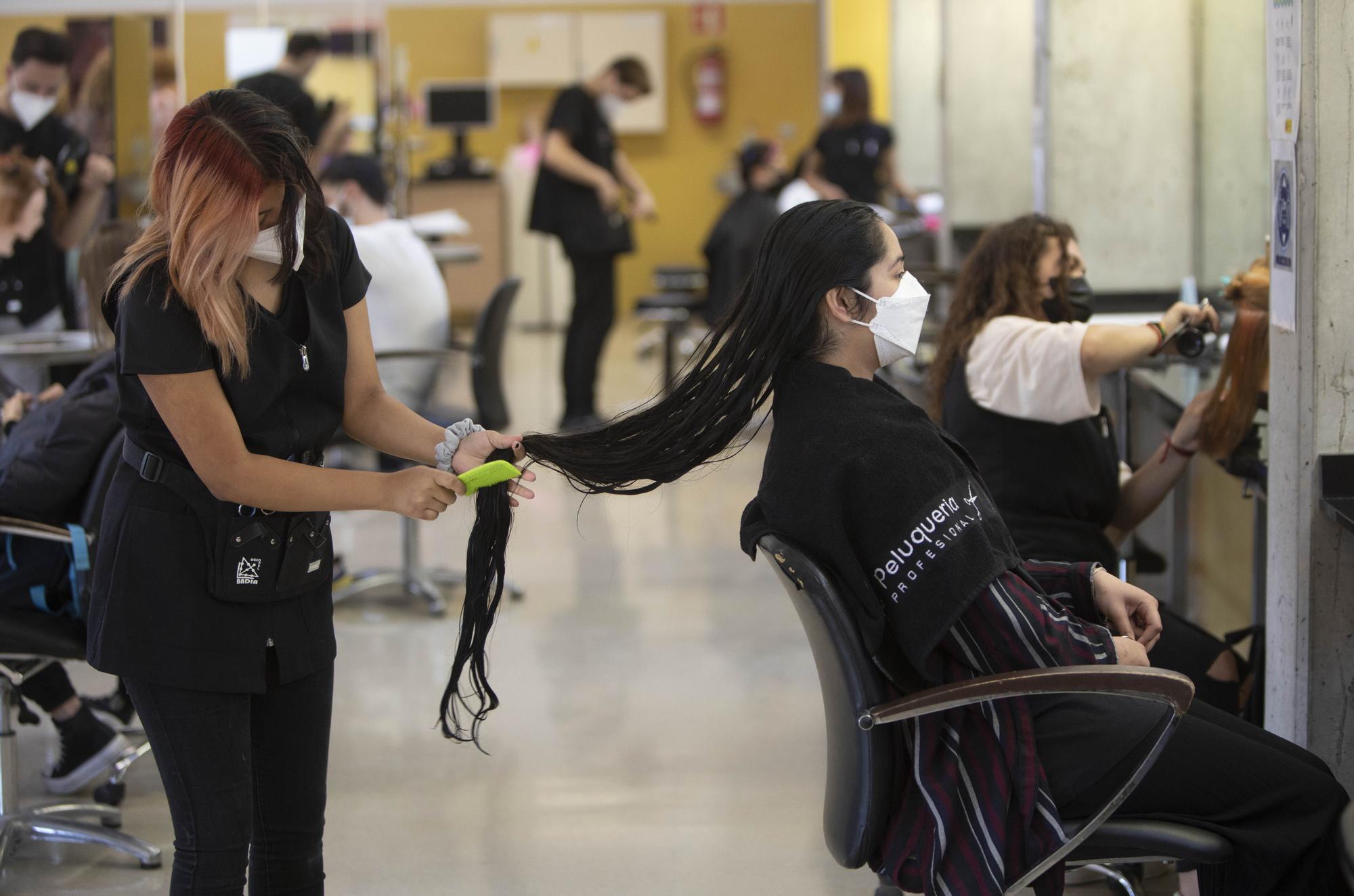 Estudiantes del IES Cabanyal cortan el pelo para una donación solidaria