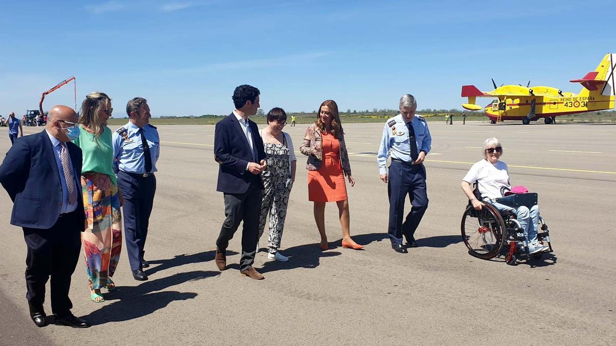 La delegada del Gobierno, tercera por la derecha, durante su visita ayer a León.