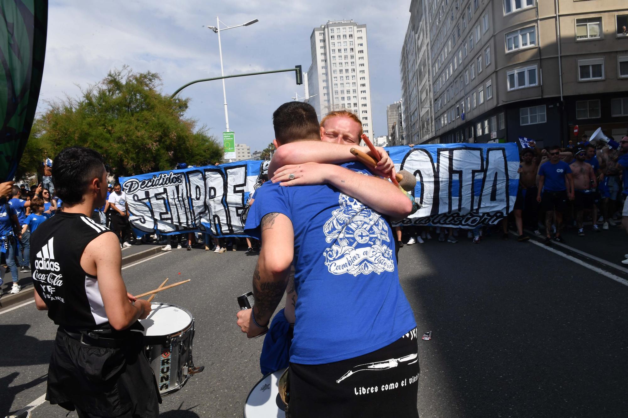 Multitudinario recibimiento de la afición al Dépor en Riazor antes del partido contra el Castellón