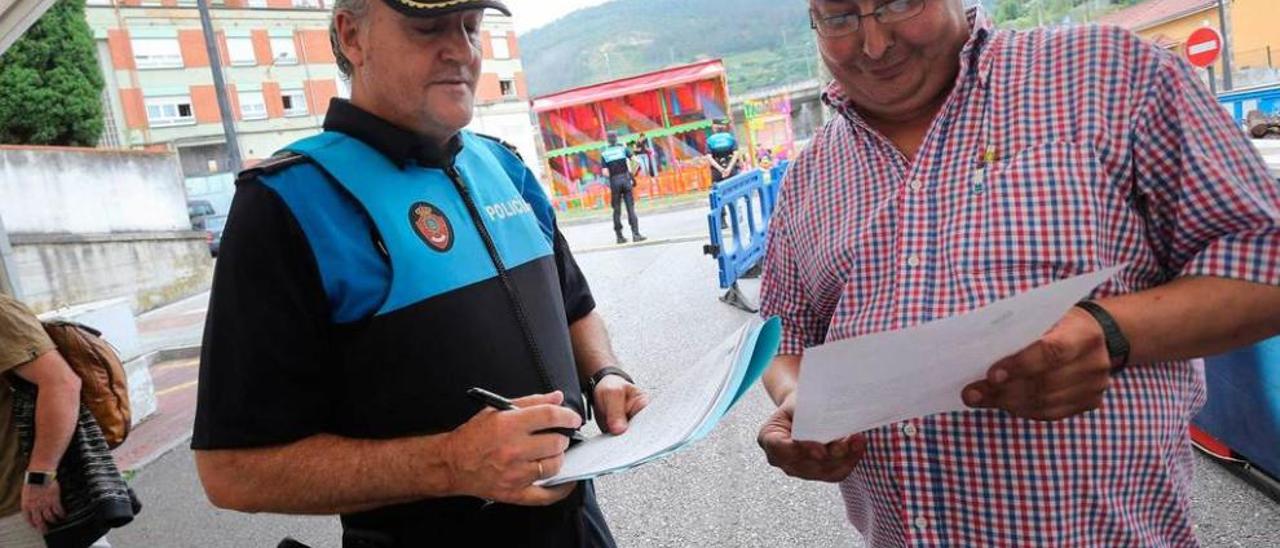 El jefe de servicio de la Policía Local recoge los permisos al presidente de las fiestas de Pando.