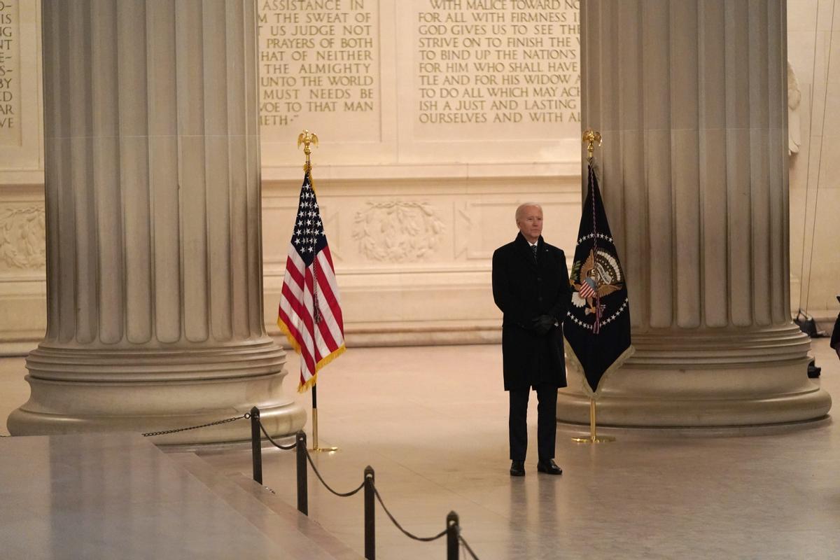 El presidente Biden sigue el espectáculo ’Celebrating América’ desde el Monumento a Lincoln.