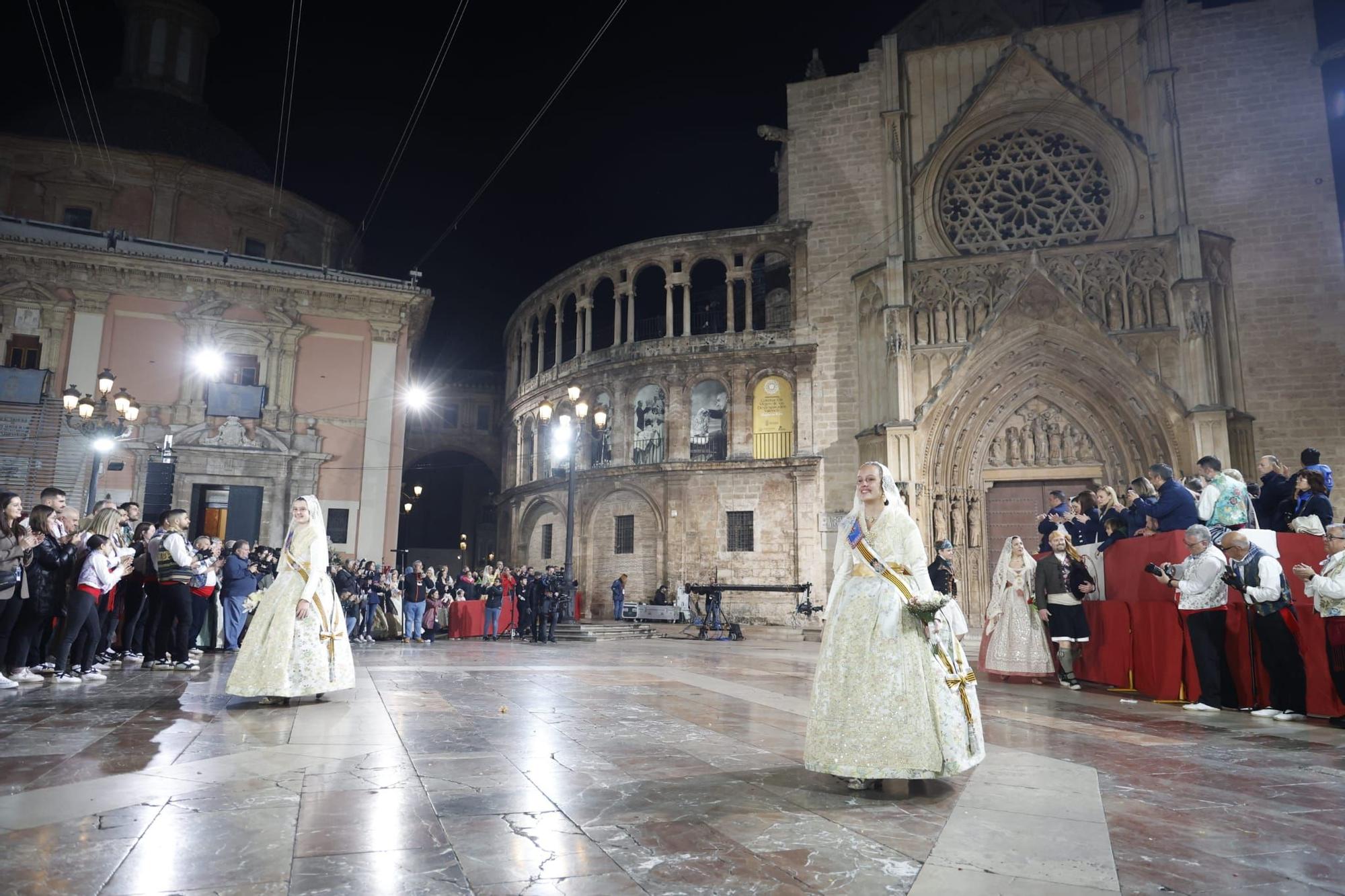 Ofrenda Fallas 2023 | Así ha sido la llegada de Paula Nieto a la plaza de la Virgen