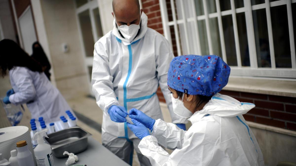 Sanitarios preparan vacunas en Madrid.