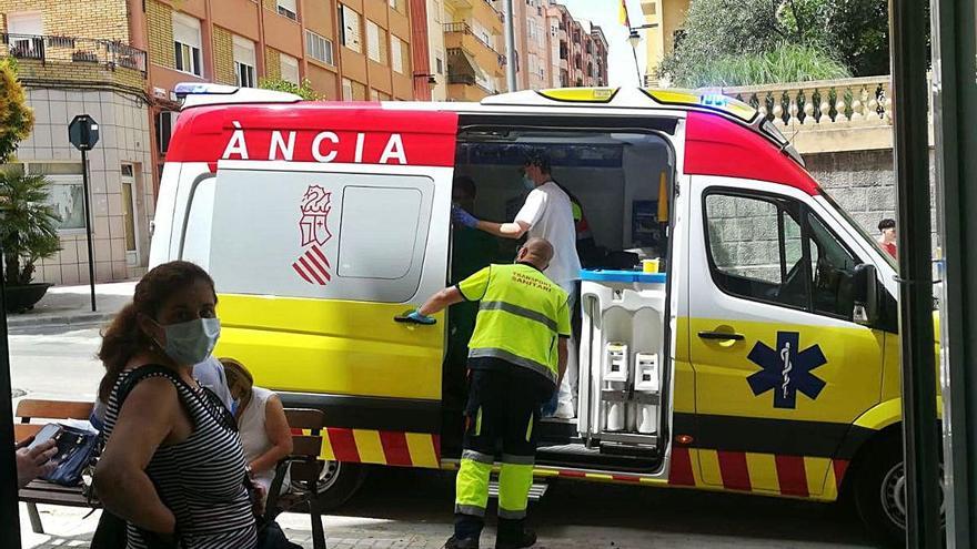 La ambulancia, tras recoger al herido para evacuarlo.