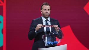 Zurich (Switzerland)  07 12 2020 - A handout photo made available by FIFA of FIFA Legend Rafael van der Vaart picking out Kosovo during the UEFA preliminary draw for the FIFA World Cup 2022 in Zurich  Switzerland  07 December 2020  (Mundial de Futbol  Suiza) EFE EPA foto-net   Kurt Schorrer   HANDOUT HANDOUT EDITORIAL USE ONLY NO SALES HANDOUT EDITORIAL USE ONLY NO SALES