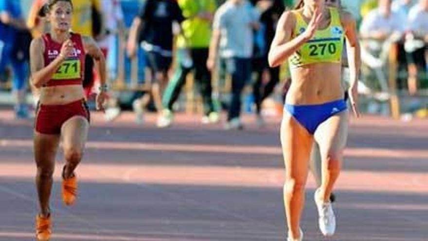 Estela García, a la derecha, ganando una carrera del hectómetro.