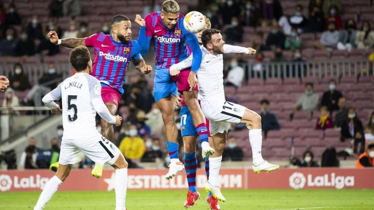 Araujo cabecea el gol del empate con el Granada en el Camp Nou.