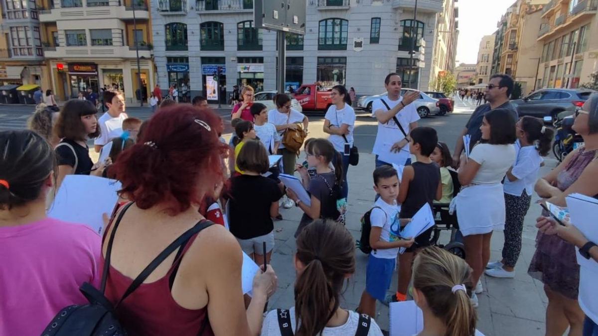 Alberto Alonso da instrucciones a los niños en la zona de La Marina. | Cedida