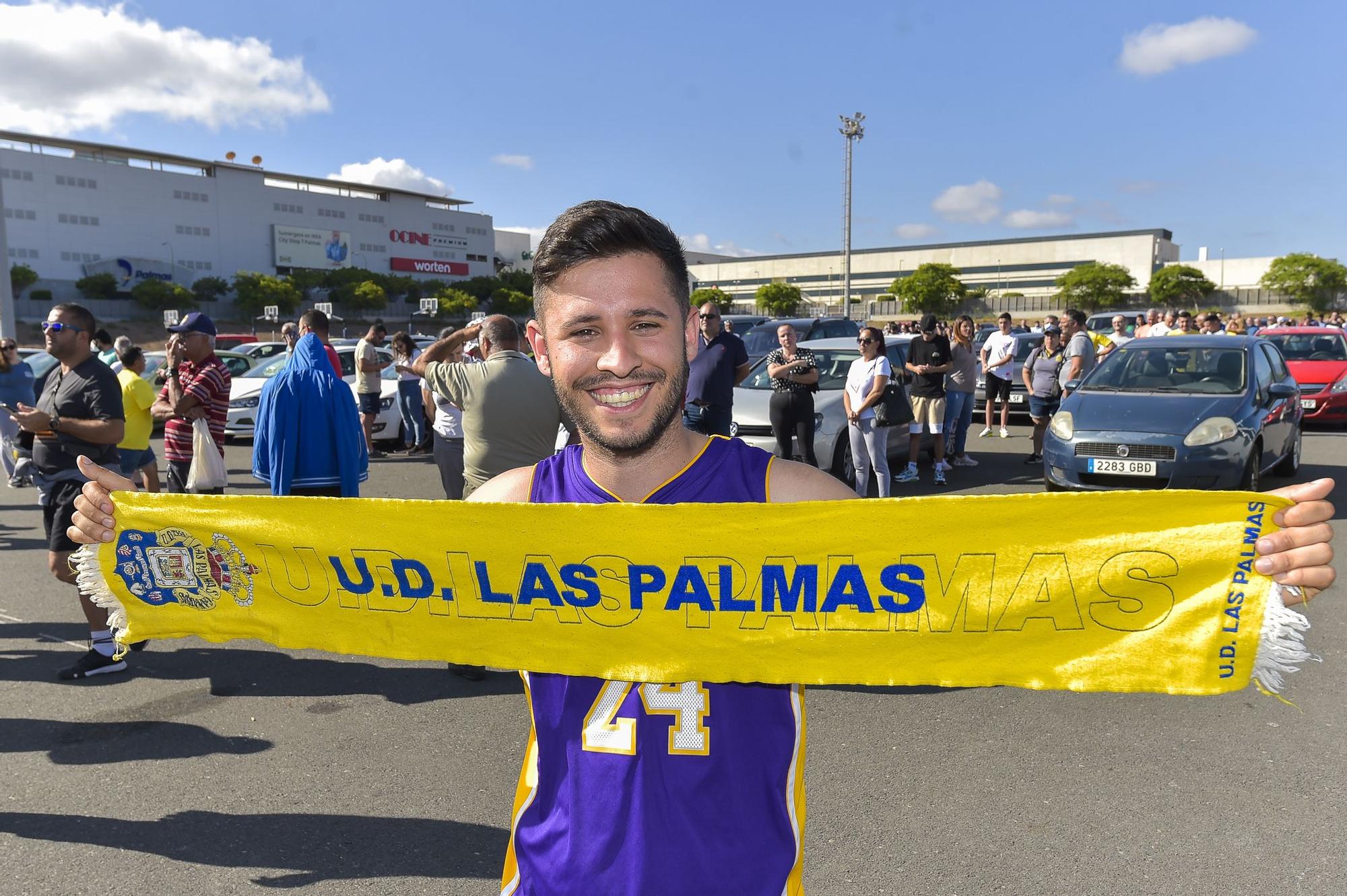 Colas para retirar las entradas de la UD Las Palmas - CD Tenerife de playoff