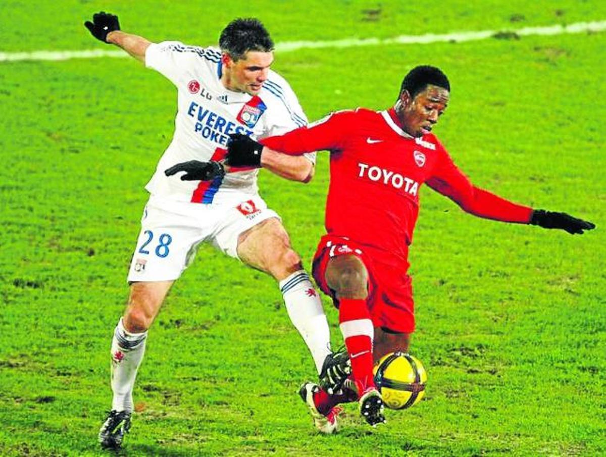 Carlos Sánchez, durante un partido con el Valenciannes.