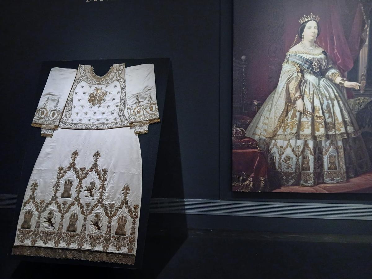 Ajuar confeccionado a partir del vestido de lsabel II.
