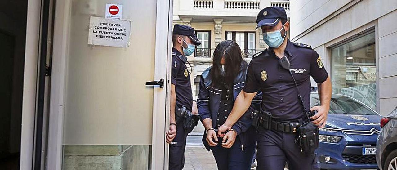 El acusado llega detenido a la Audiencia de Alicante. |