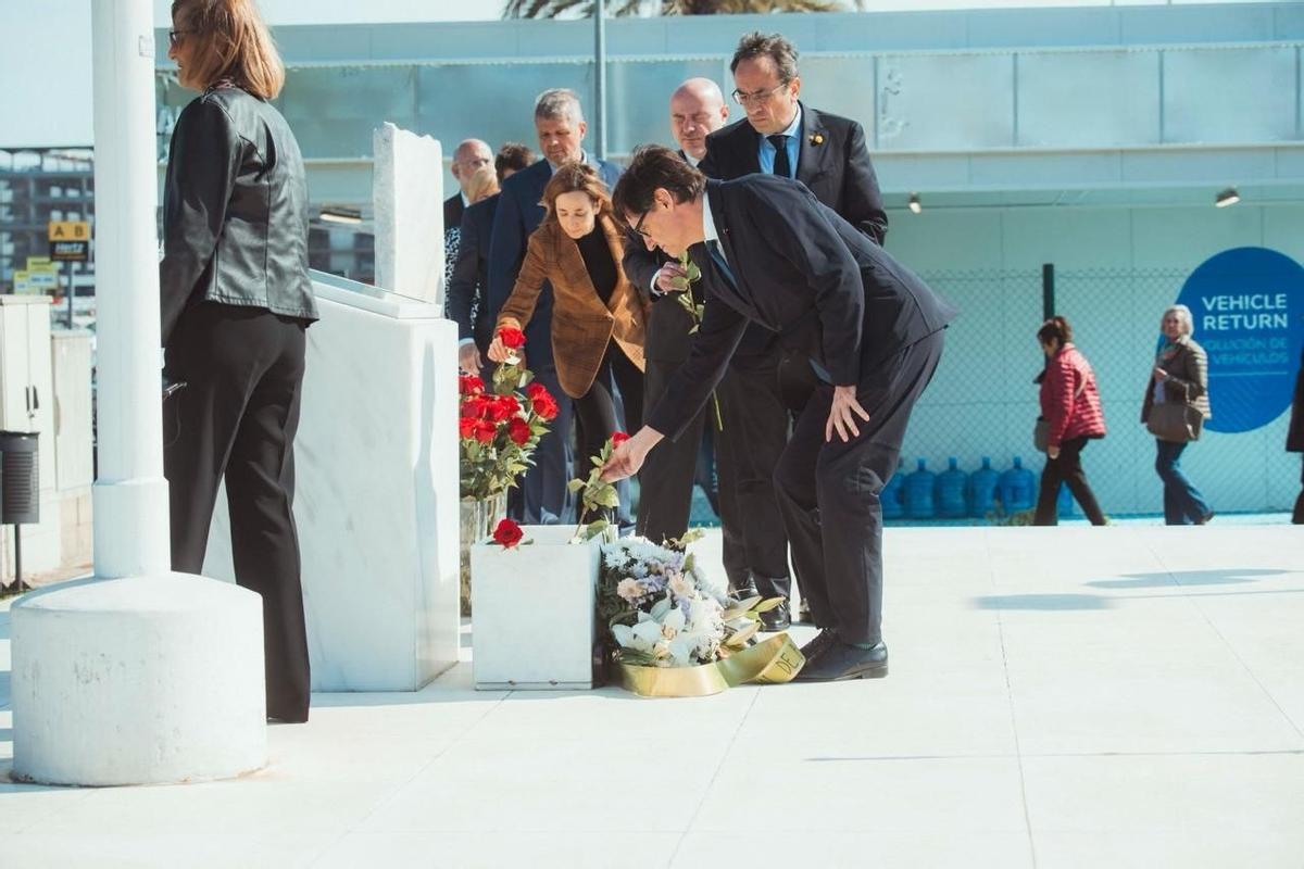 El president Salvador Illa, junto al jefe del Parlament, Josep Rull, en el acto de homenaje a las víctimas del accidente de Germanwings en los Alpes franceses.