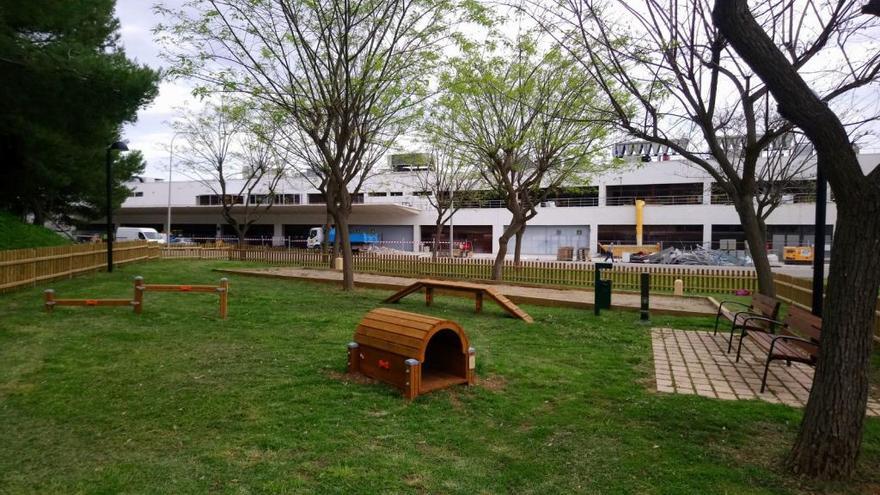 El aeropuerto instala tres &#039;pipicanes&#039; para mascotas