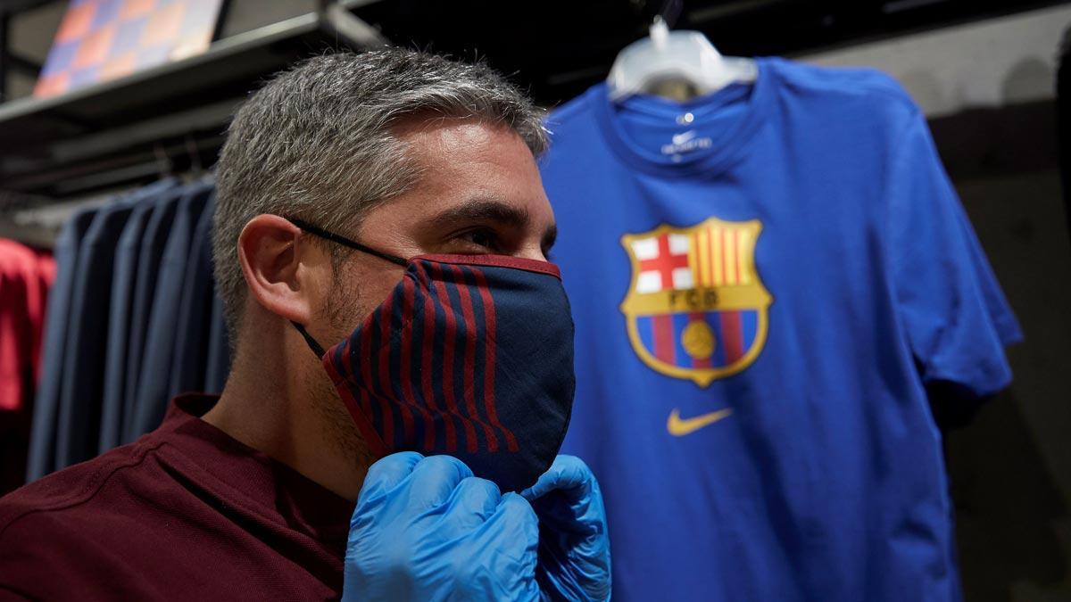 El Barça vende mascarillas inspiradas en los colores del equipo.