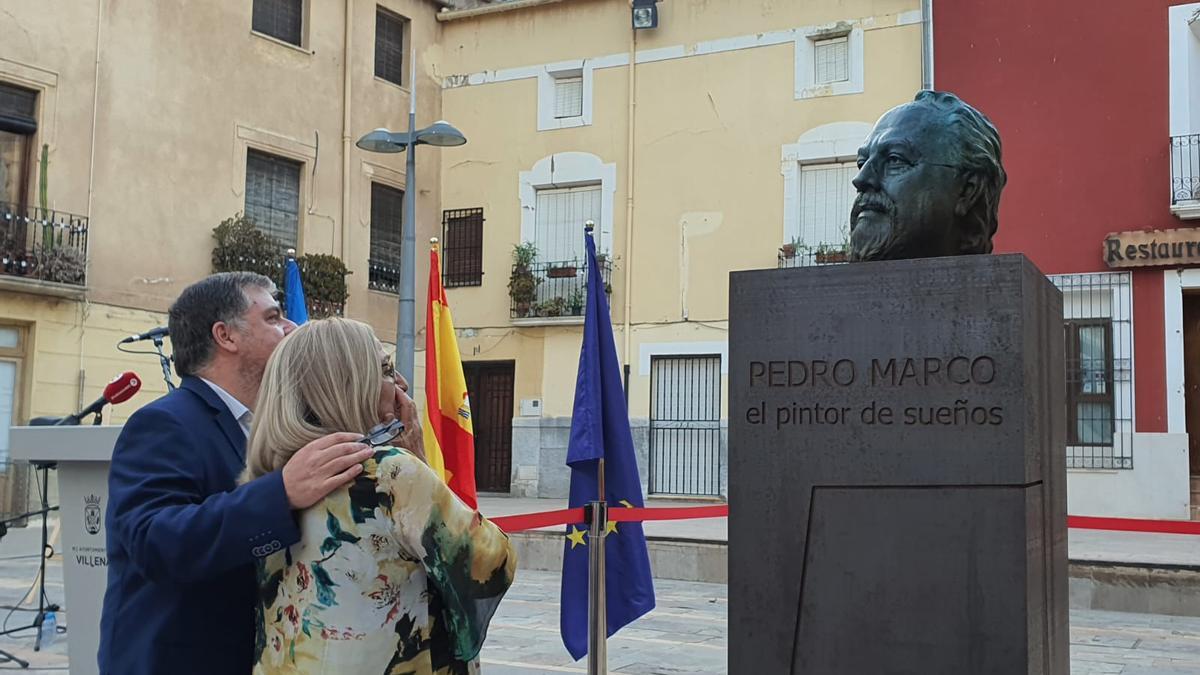 El alcalde de Villena, Fulgencio Cerdán y la viuda del pintor, Leonor Serrano, ante su escultura.