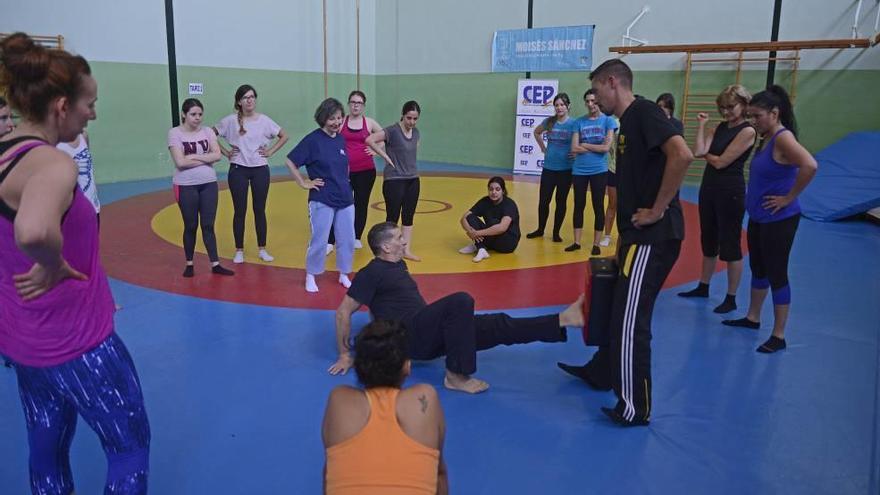 Las mujeres aprenden a defenderse