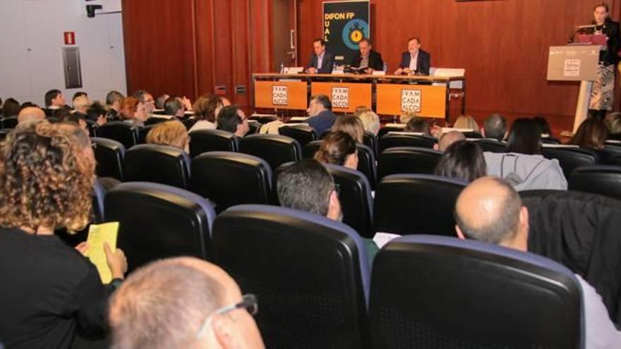 Cerca de 130 docentes se dieron cita ayer en el IVAM CADA de Alcoy en una jornada sobre el futuro de la Formación Profesional dual.