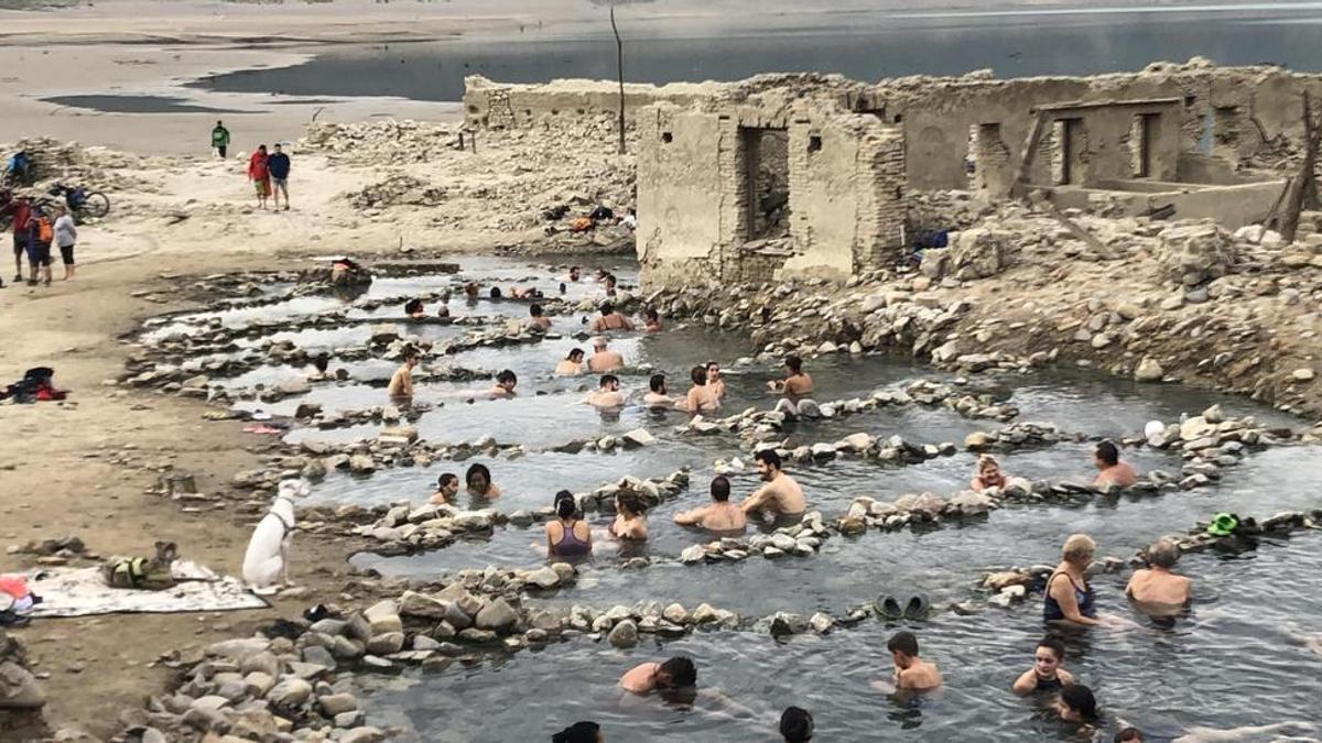 Decenas de bañistas en las antiguas termas romanas de Tiermas