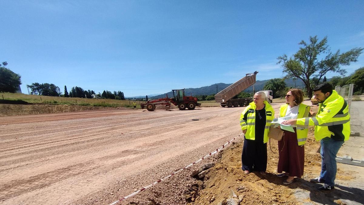 La alcaldesa, Eva María Pérez, primera por la izquierda, con la técnica municipal, Carmen Bernaldo de Quirós, y el concejal de Seguridad, Nicolás Fernández, en la zona de la obra del nuevo aparcamiento de Posada.