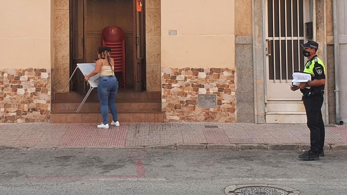 Suspenden la autorización de terraza a un bar de Mula por incumplir reiteradamente la normativa