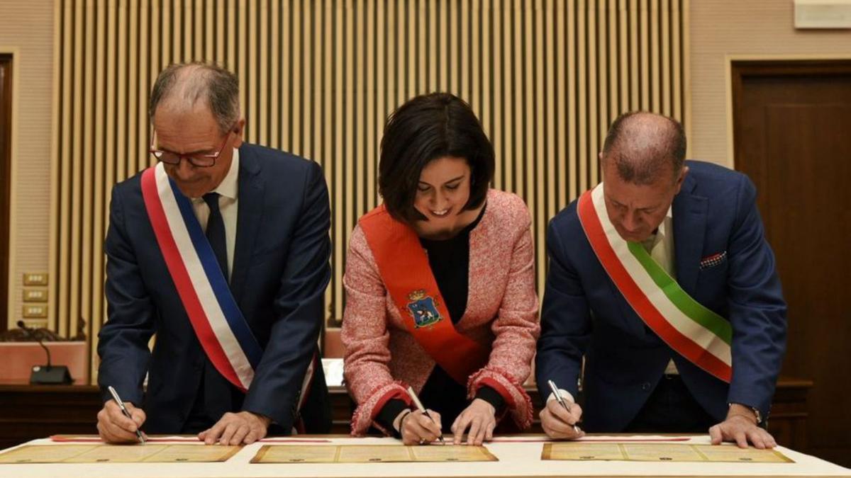 Los tres alcaldes firman el acuerdo de renovación de hermanamiento. |  