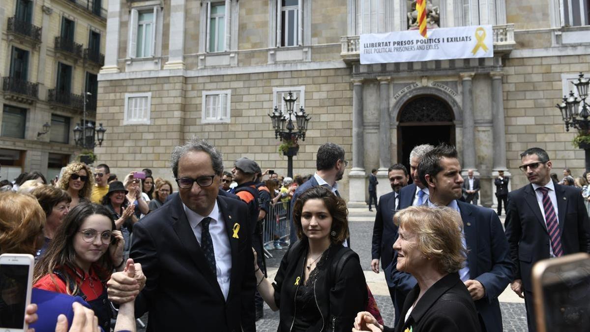 Pancarta para la libertad de los politicos encarcelados colgada en el balcon de la Generalitat tras la toma deposesion del  nou Govern  de Quim Torra