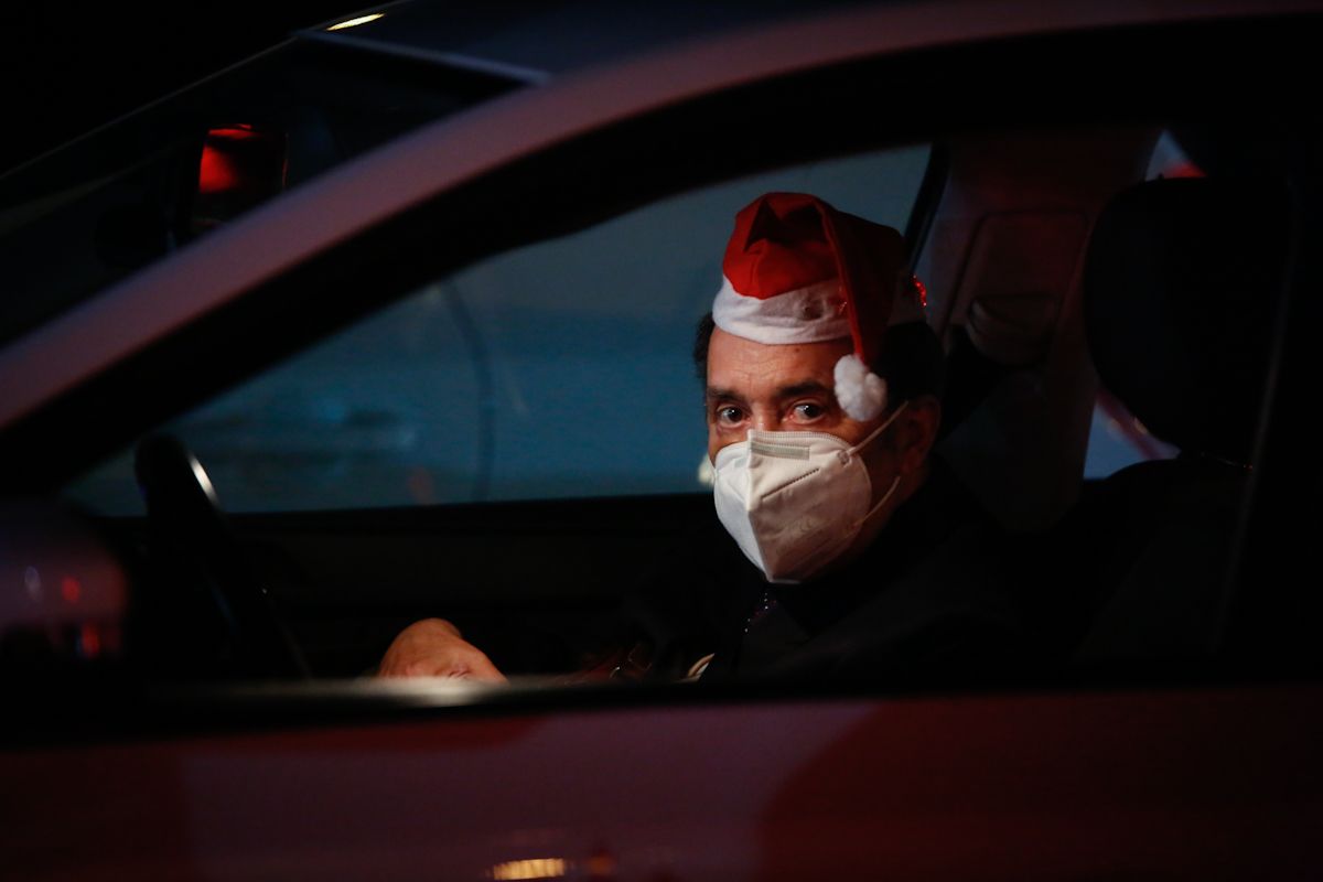 Los taxistas de Córdoba pasean a los mayores por el centro de Córdoba para que disfruten de la iluminación de Navidad