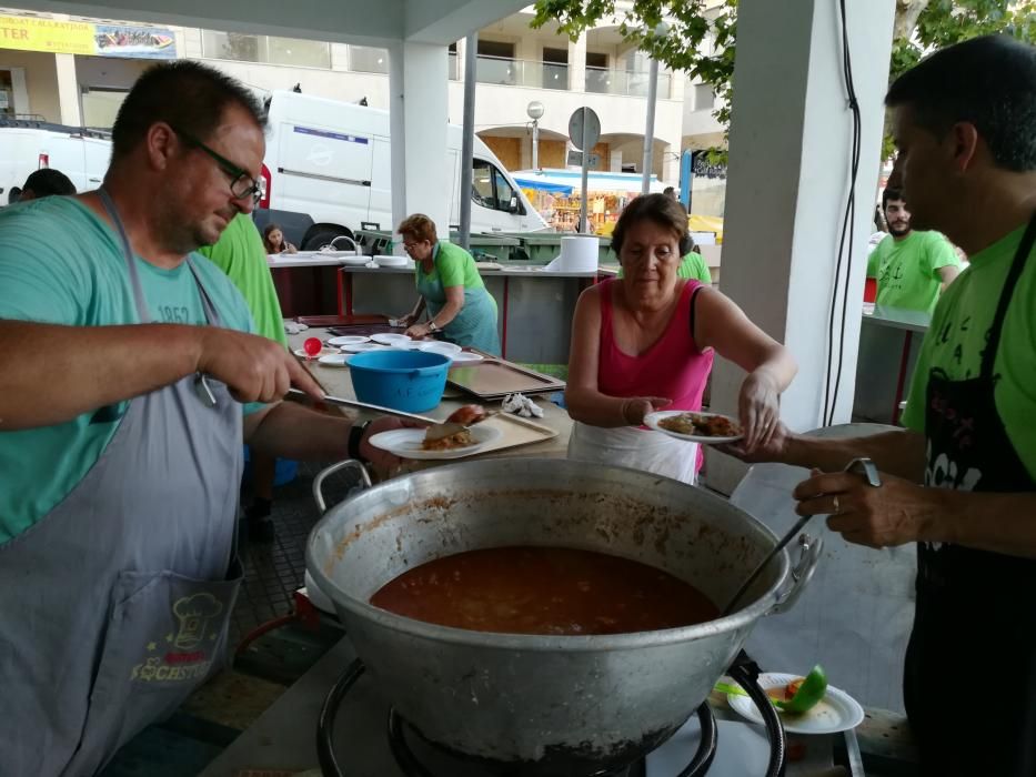 La langosta casa con el pollo en la multitudinaria cena marinera  de Cala Rajada