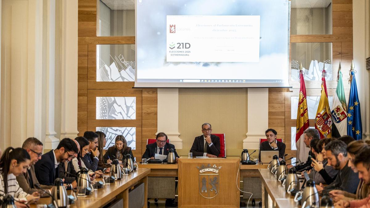 Pleno extraordinario celebrado esta mañana para designar a los miembros de las mesas electorales en Cáceres.