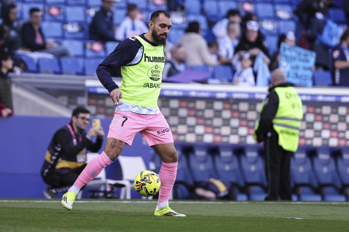 Borja Iglesias calentando antes del partido contra el Espanyol.