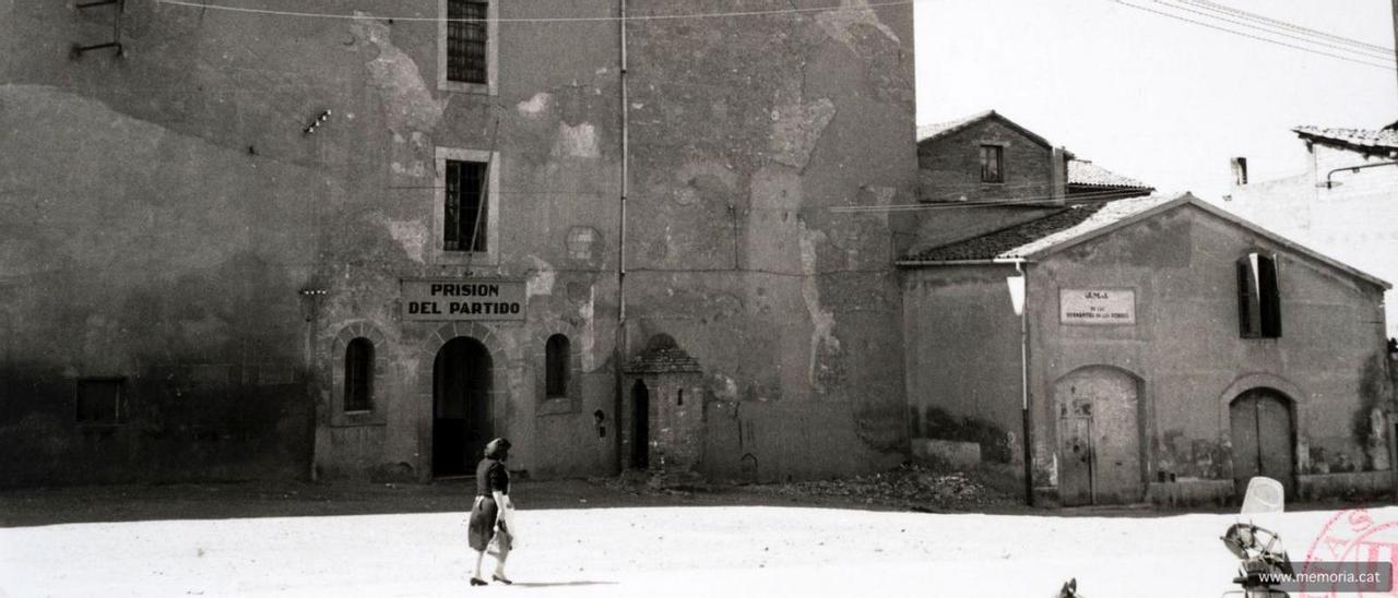 Fotografia de l’exterior de la presó, situada on ara hi ha el Casal de les Escodines | MARIÀ LLADÓ/ARXIU COMARCAL DEL BAGES