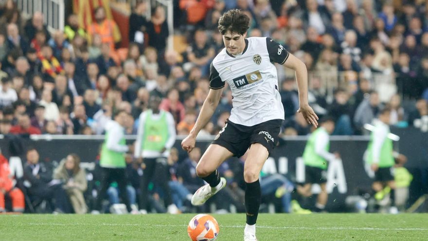 El Milan prepara la segunda oferta por Javi Guerra