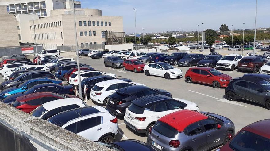 CC OO denuncia la demora en corregir la escasez de plazas de aparcamiento en el hospital de Alzira