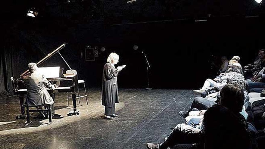 El pianista Andreu Riera y la escritora AntÃ²nia Vicens ayer durante su actuaciÃ³n .