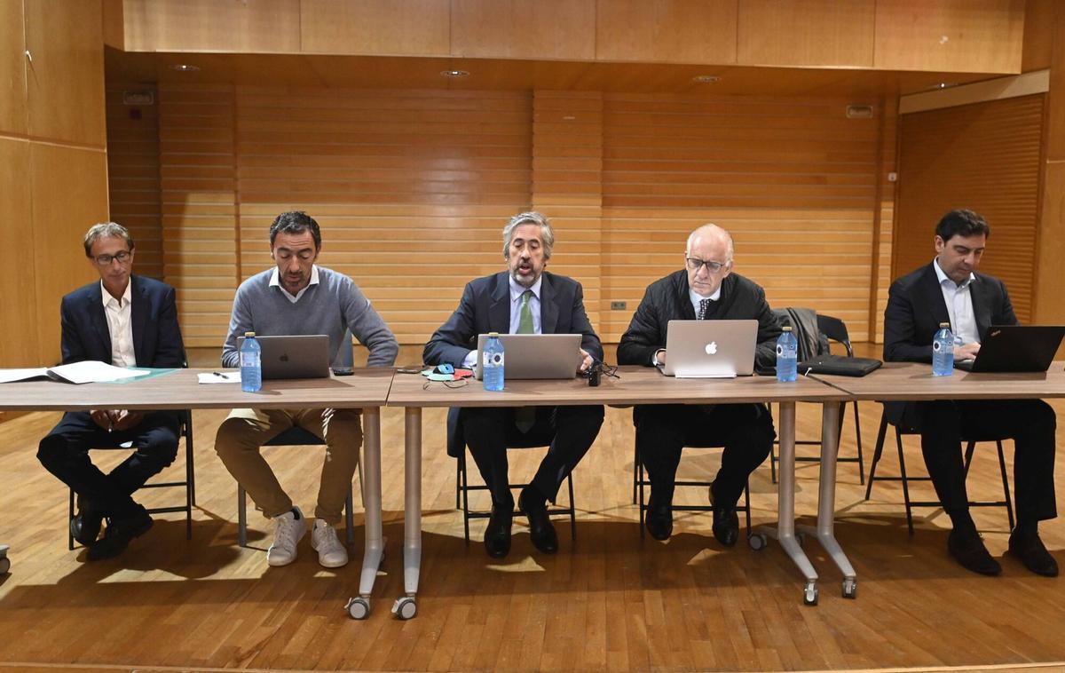 Desde la izq., los consejeros Leopoldo Fernández Zugazabeitia, Luis Malo de Molina, Juan Manuel Ginzo y Alejandro Fernández Zugazabeitia, durante la última junta en Redondela