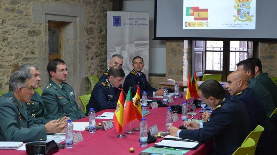 Reunión entre la Guardia Civil y la Guardia Nacional Republicana de Portugal en Puebla de Sanabria.