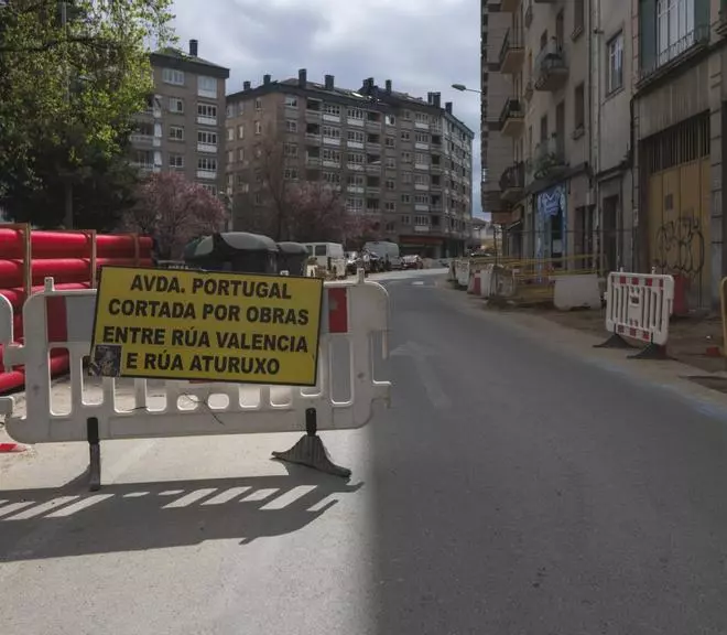 La constructora de avenida de Portugal desoye la orden de reinicio de obra del Concello y vecinos y comerciantes se movilizan