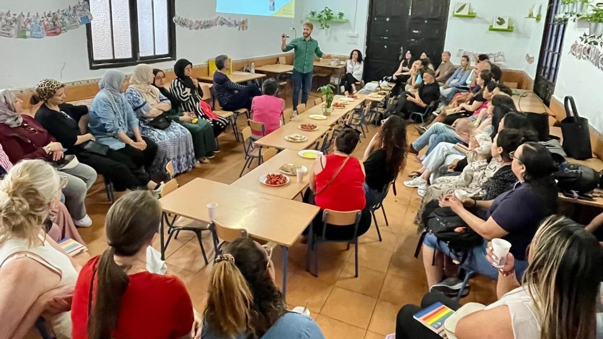 Familias en una de las actividades de la Semana de la Diversidad Sexual y Familiar del Colegio Prácticas Nº 1 de Málaga.