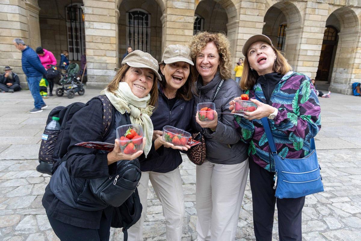 Reparten fresas de Huelva en la plaza del Obradoiro para promover su "calidad y garantía"