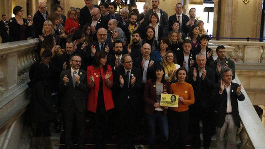 Foto de Quim Torra, Roger Torrent, Laura Borràs, i els diputats de JxCat, ERC i la CUP a l&#039;escala honorífica del Parlament.